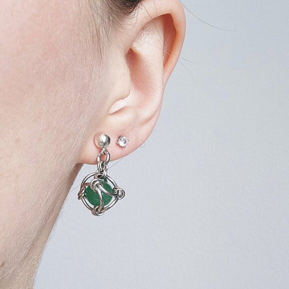 Vintage classic & elegant green aventurine caged pearl and silver earrings - Picture 2 of 7
